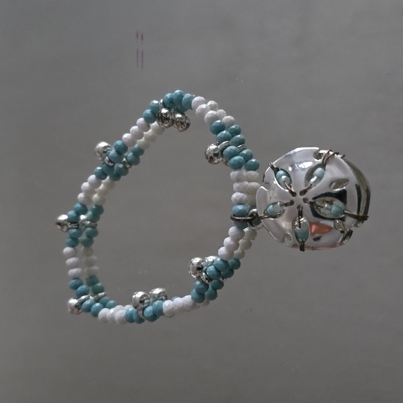 Stretch silver sand dollar braclet - Picture 1 of 1
